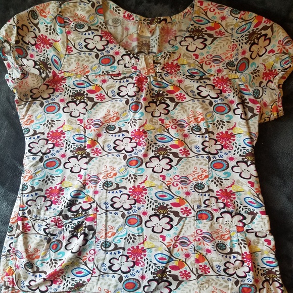 Small size printed, mixed famous-brand scrub tops - Picture 2 of 7